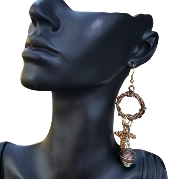 GALLERY DESIGN VINTAGE BRUTALIST WIRE DESIGN GOLD & BRONZE CROSS HOOK EARRINGS - Picture 3 of 4